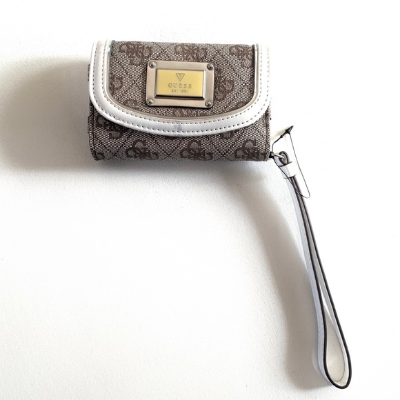 New! GUESS Vintage Skya Phone Wristlet - Picture 7 of 10